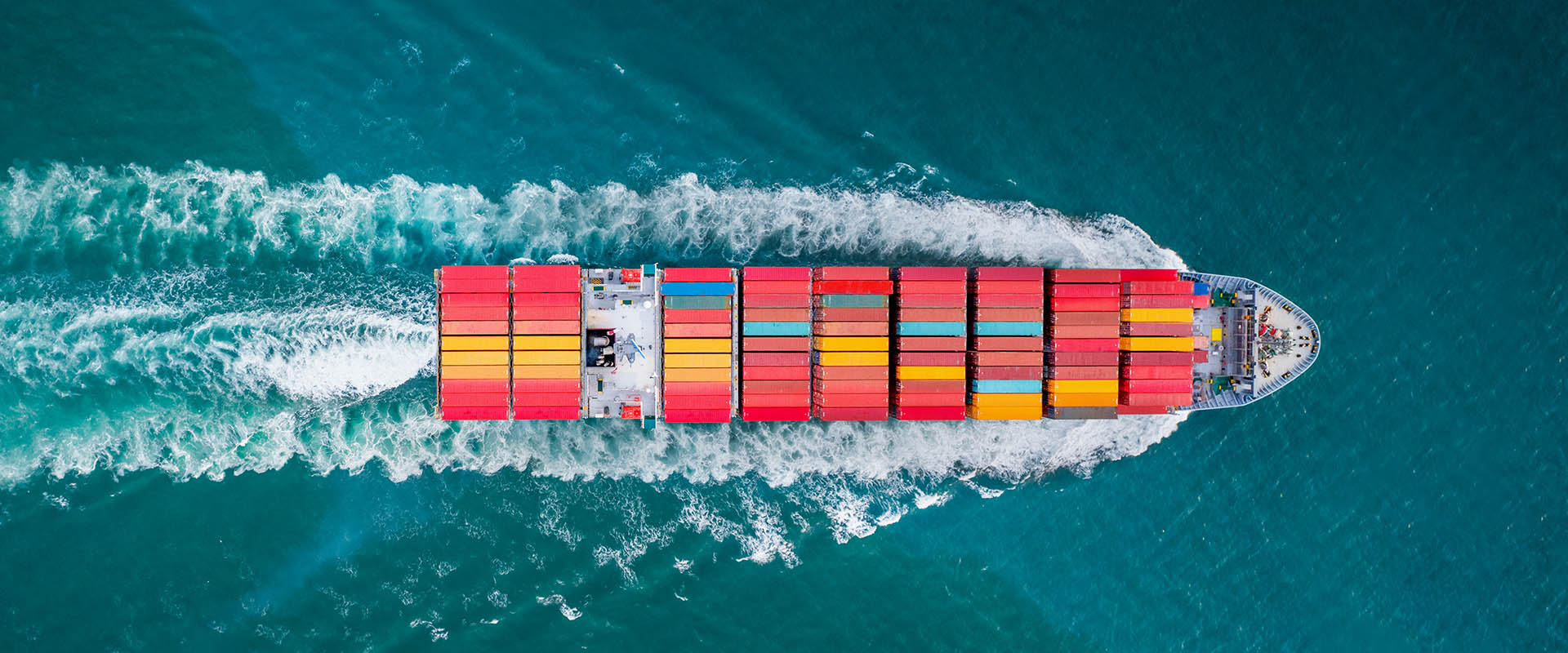 ajr_0001_vista-aerea-superior-buque-carga-estela-mar-oceanico-que-transporta-contenedores-ejecuta-exportacion-puerto-int