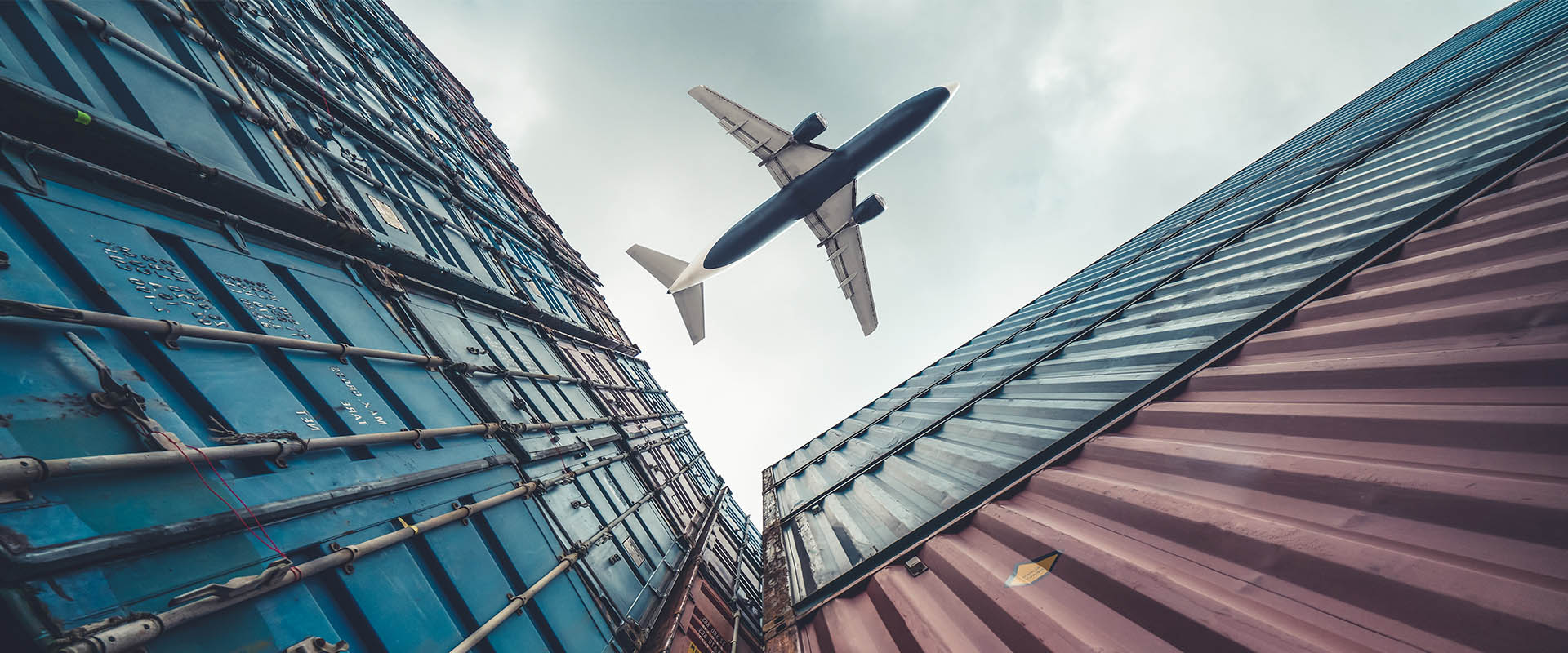 ajr_0004_avion-carga-volando-encima-contenedor-transporte-ultramar(1)
